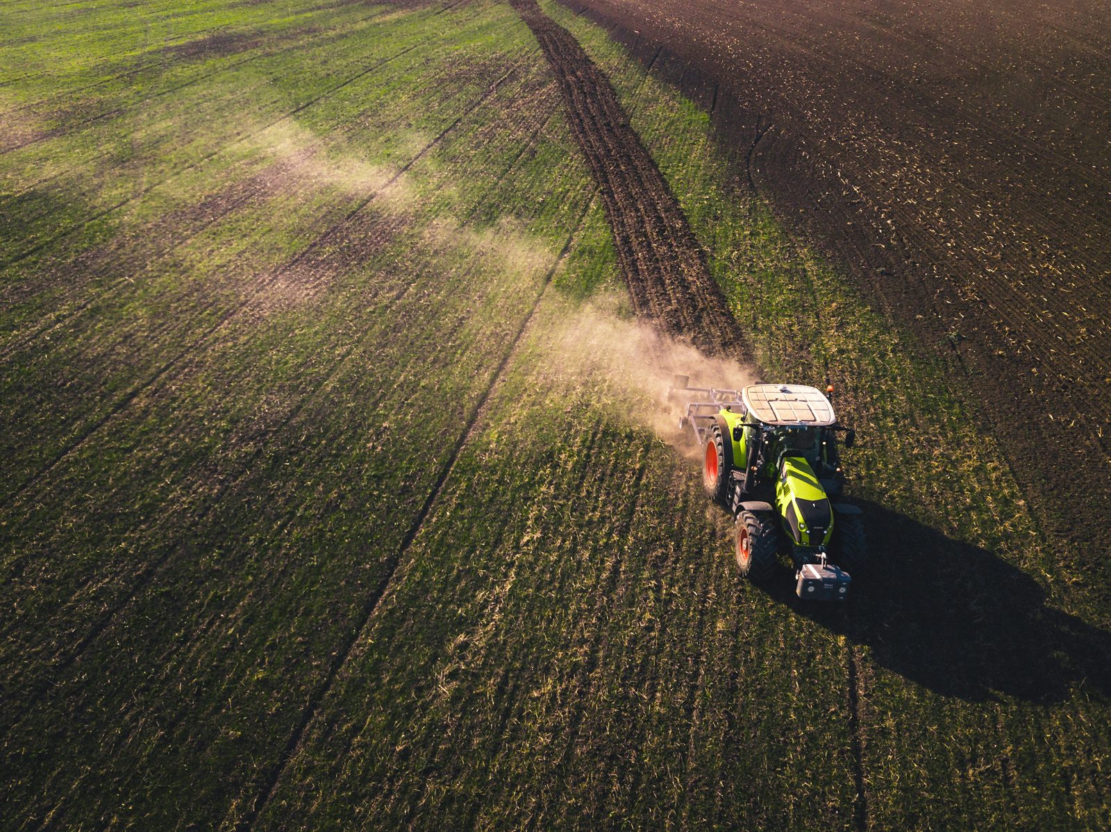 Vue aérienne d'un tracteur au travail dans un champ agricole